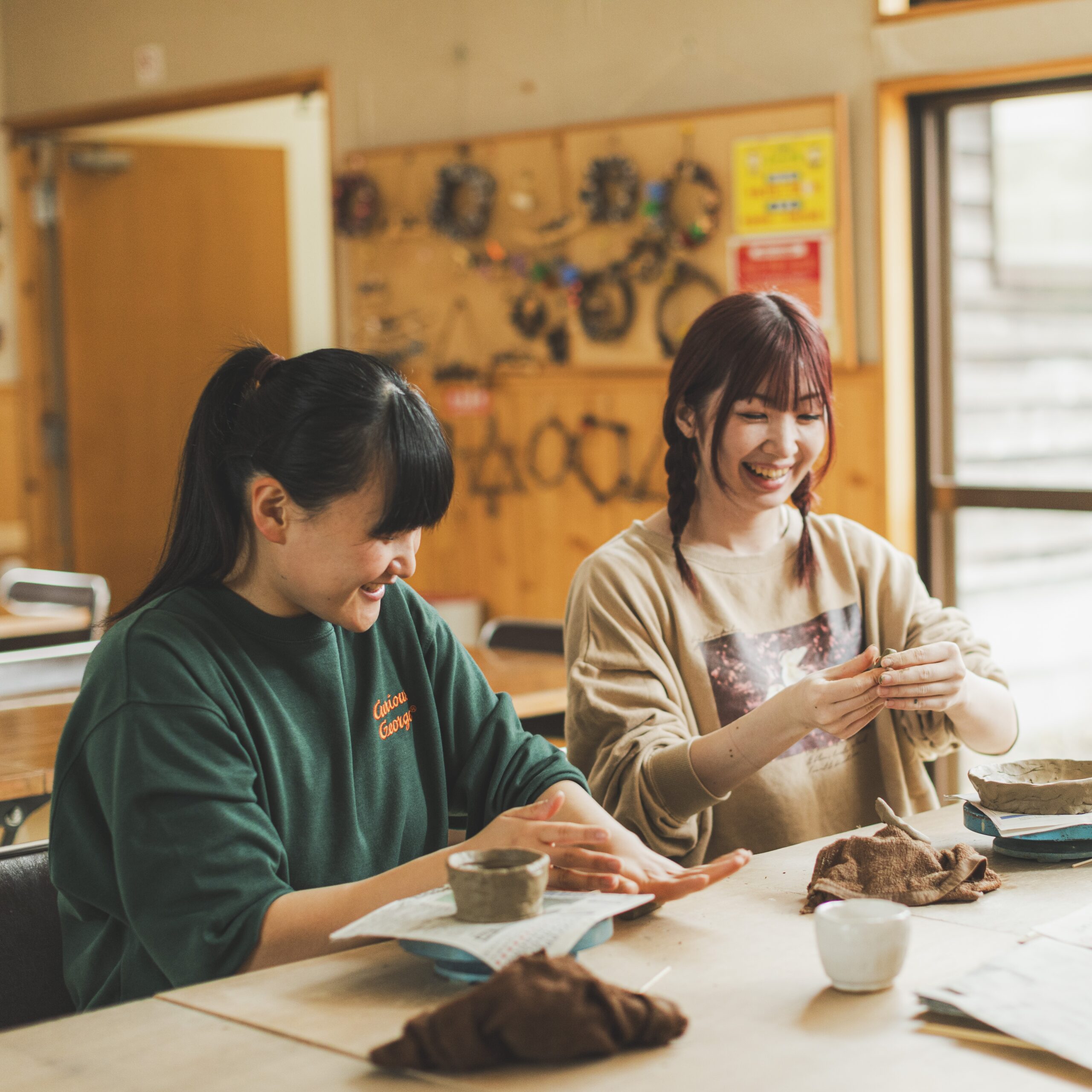 森林工芸館での手びねり陶芸体験の様子