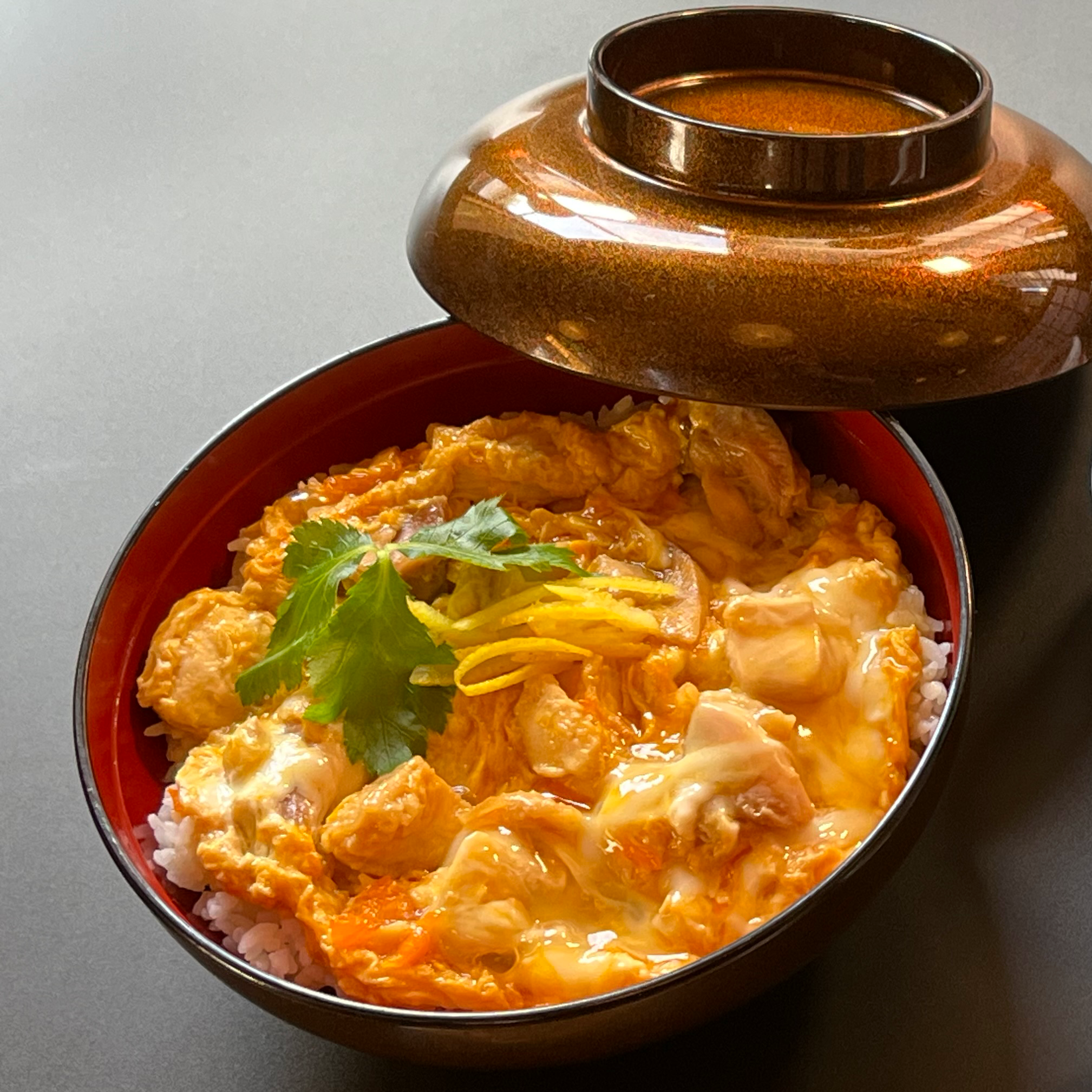 こたつシート観劇と比内地鶏の極上親子丼・温泉がセットになったプラン